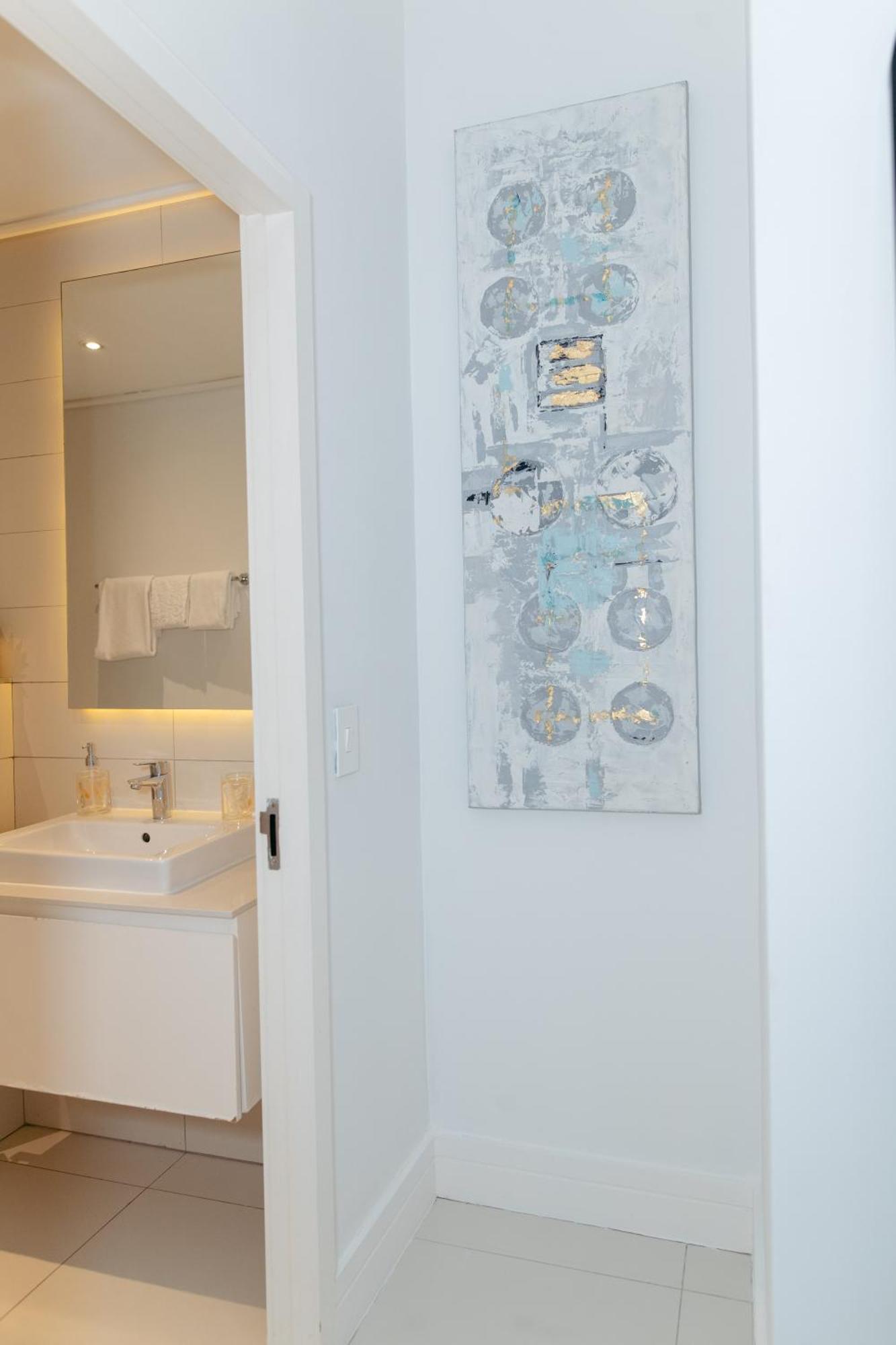 Stylish With Stunning Views Apartment